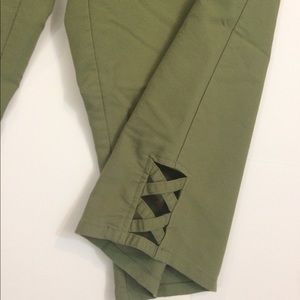 ALFRED DUNNER Capri Pants Olive Green